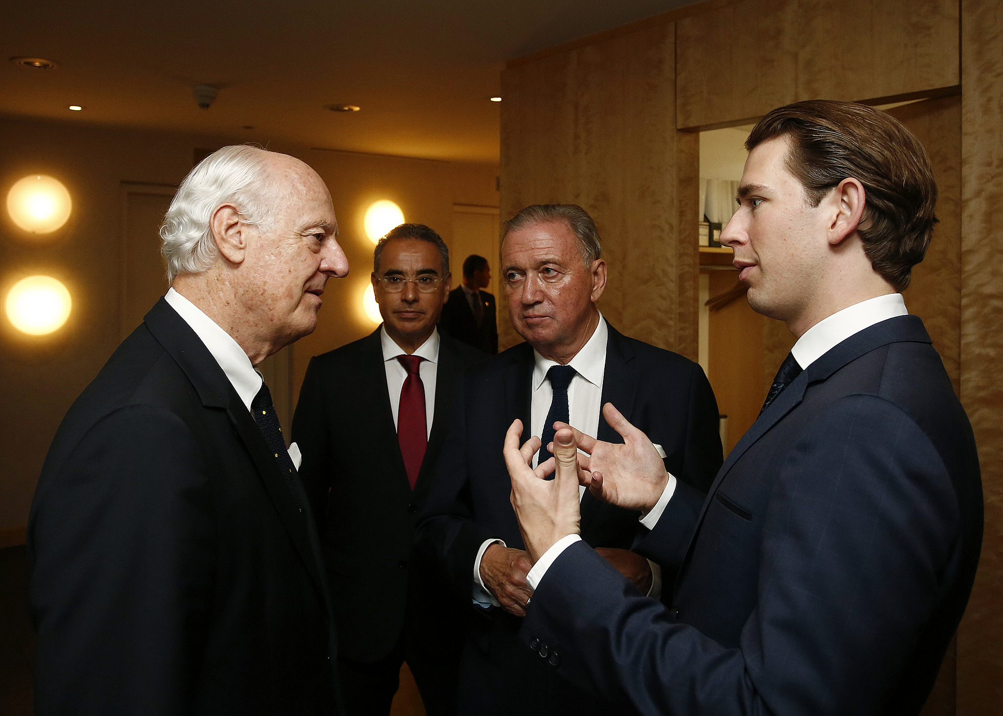 FM Kurz speaking to the UN Special Envoy for Syria, Staffan de Mistura. Photo: Dragen Tatic