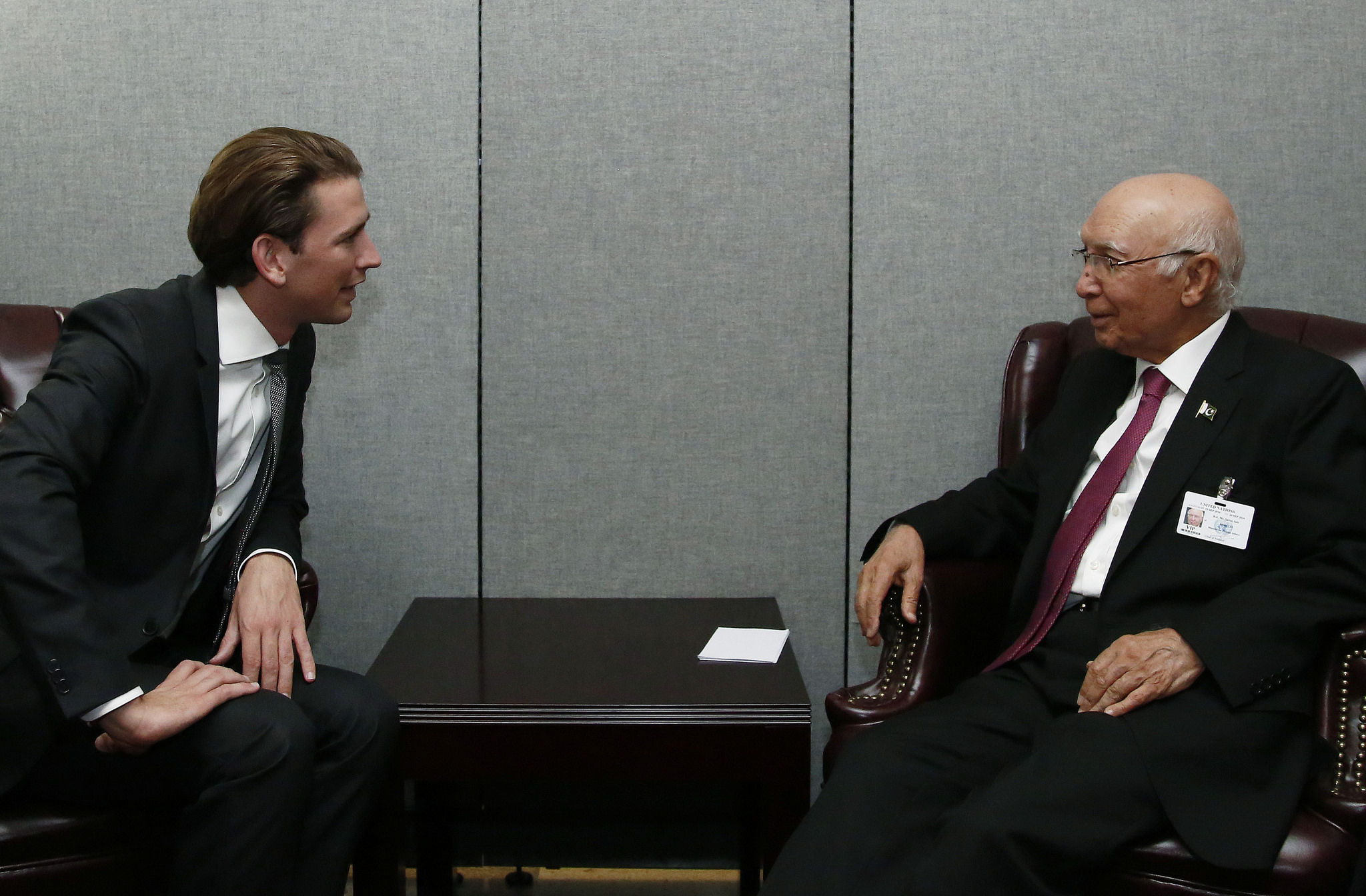 FM Kurz speaking to the foreign minister of Pakistan. Photo: Dragen Tatic