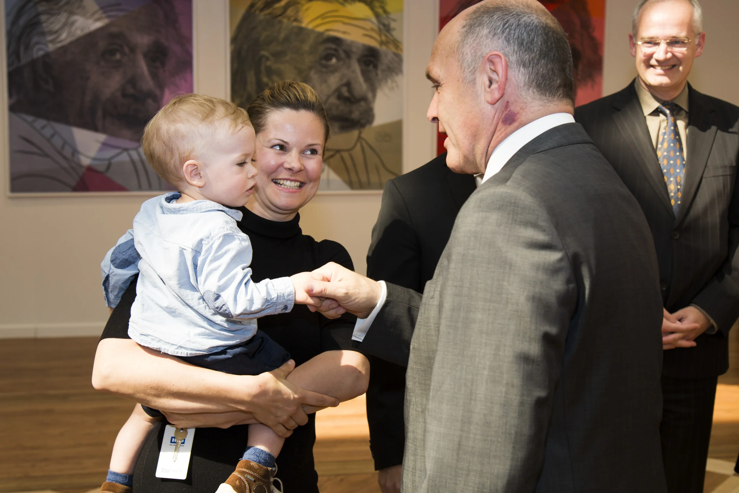  (Left): Spouse and son of artist Christoph Palaschke, Federal Minister Sobotka.  Photo: BMI/ Jürgen Makowecz 