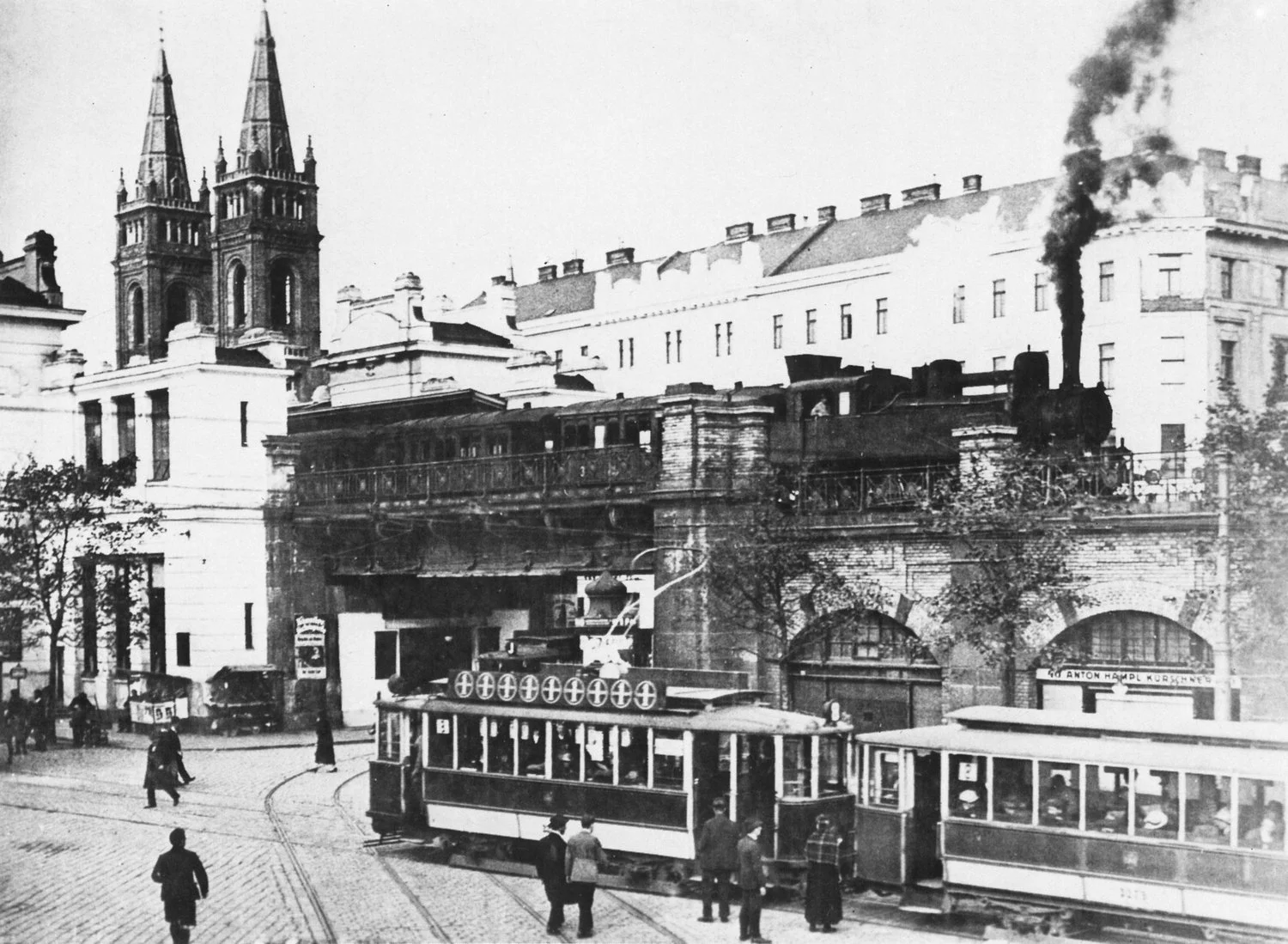 The Vienna Stadbahn before electrification, around 1910. Wikimedia/ public domain. 