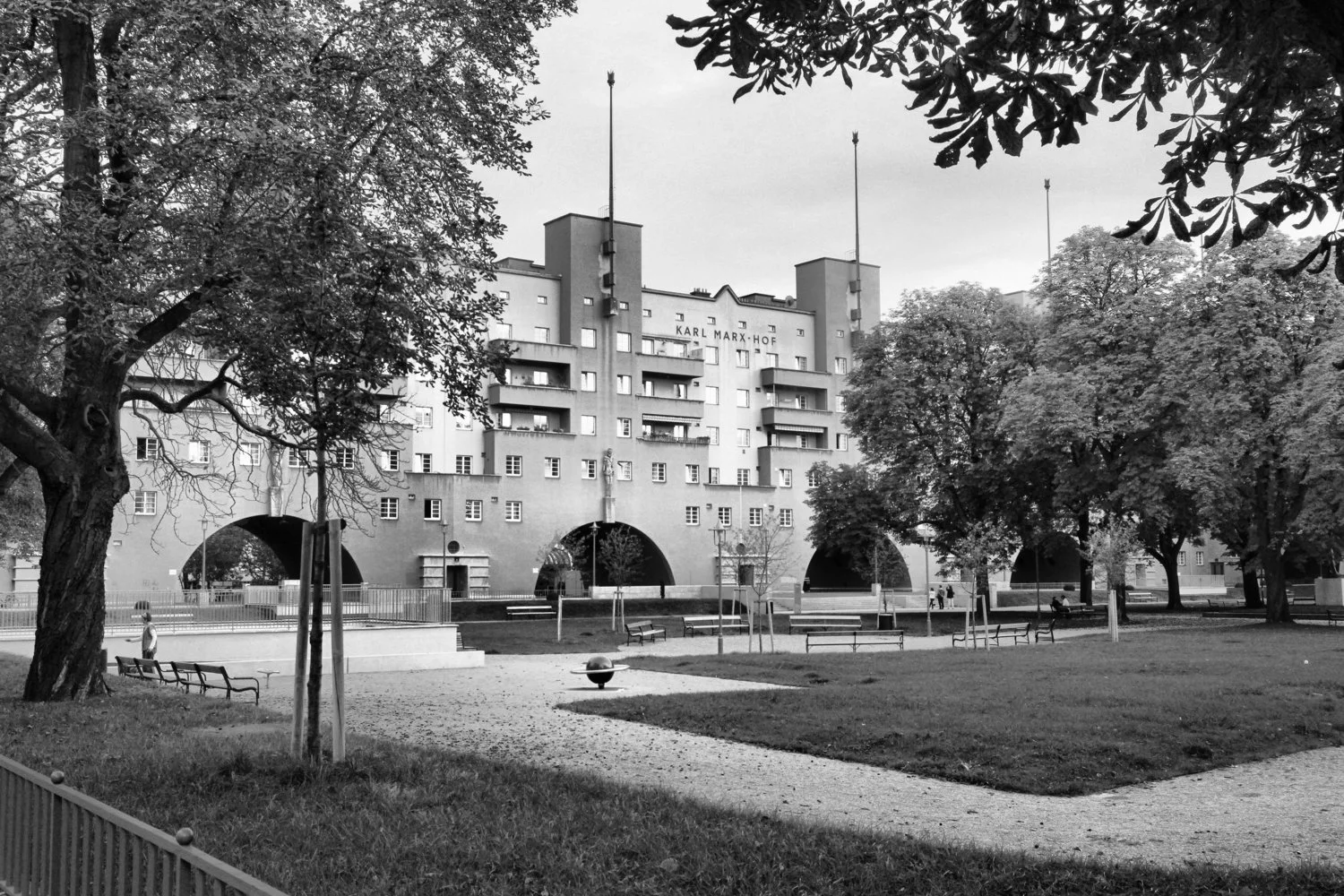 Karl-Marx-Hof, Square of February 12th, Vienna. Wikimedia/ Georg Mittenecker