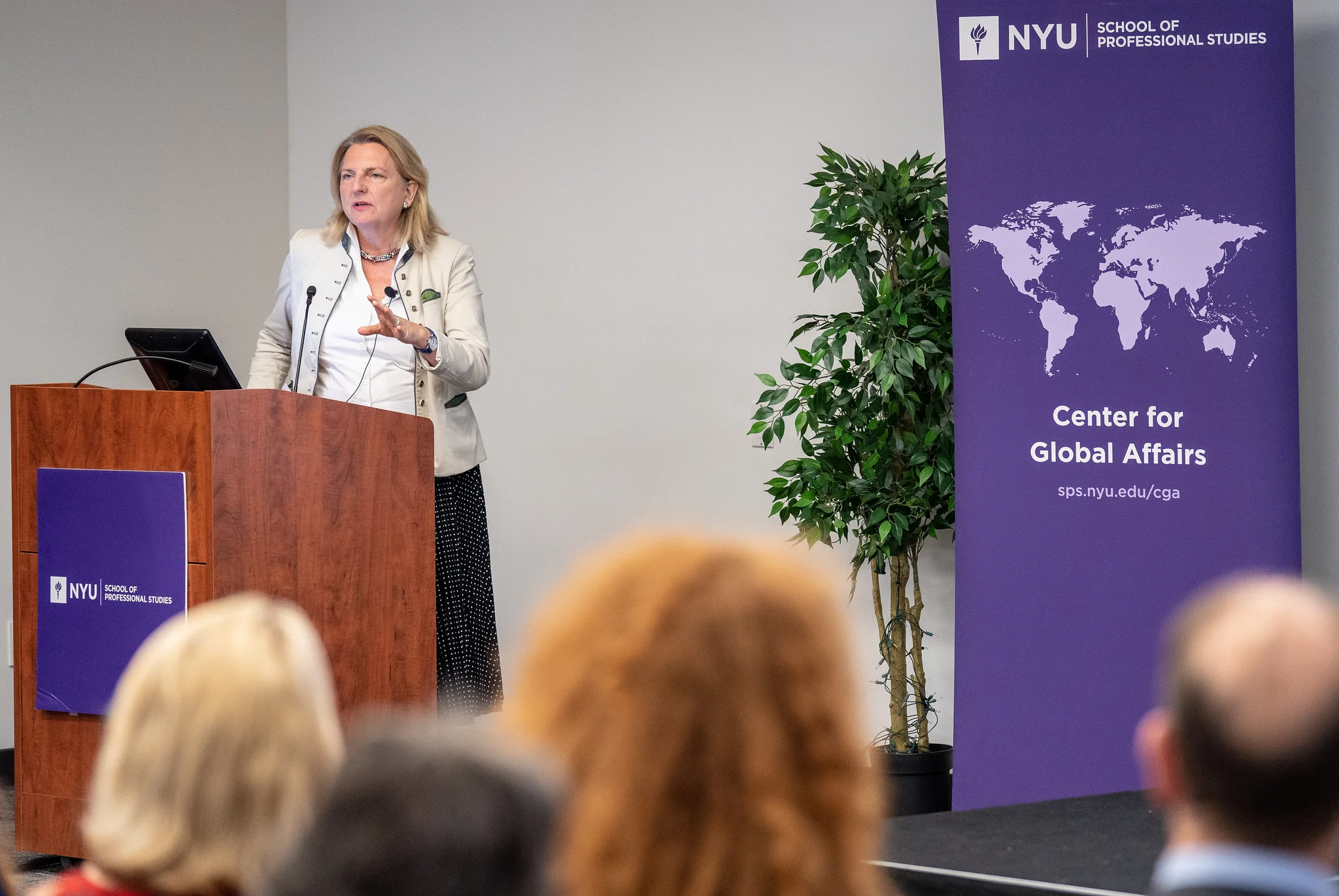 Foreign Minister Karin Kneissl giving a guest lecture at NYU (c) Austrian Ministry of Foreign Affairs