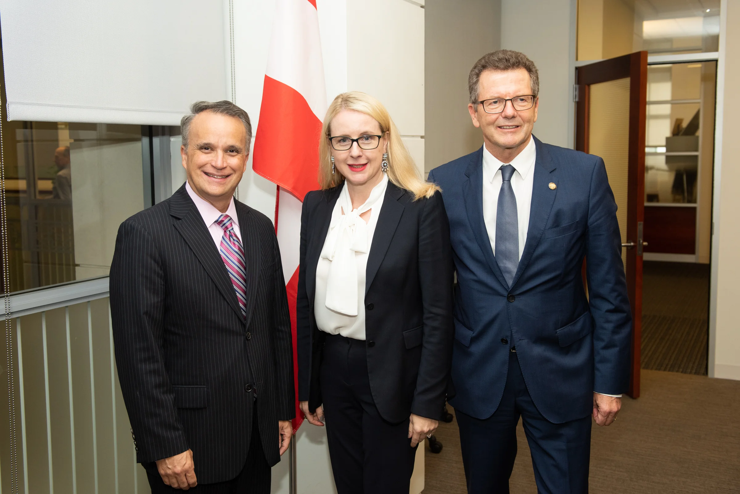 Minister Schramböck and Austrian Ambassador Waldner (right) together with the Vice President for Governmental and Regulatory Affairs at the IBM HQ Chris Padilla (c) Philipp Hartberger