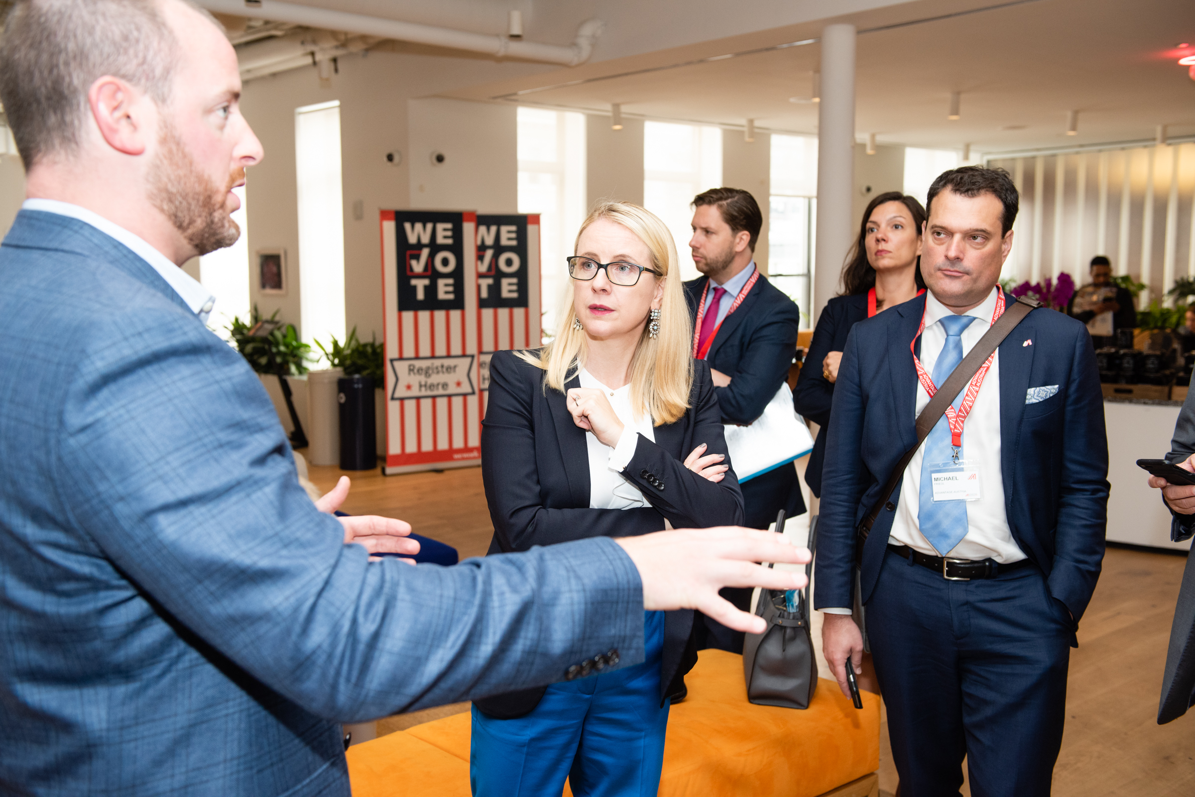 Minister Schramböck and Trade Commissioner Michael Friedl on a discovery tour through the coworking space WeWork in New York City (c) Philipp Hartberger