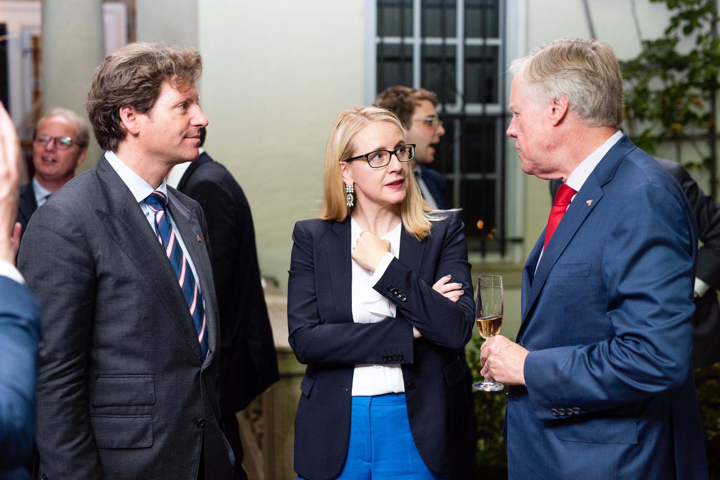 Current U.S. Ambassador to Austria Traina, Minister Schramböck, and former U.S. Ambassador to Austria William Eacho among other international guests at the Ambassador’s residence (c) Philipp Hartberger