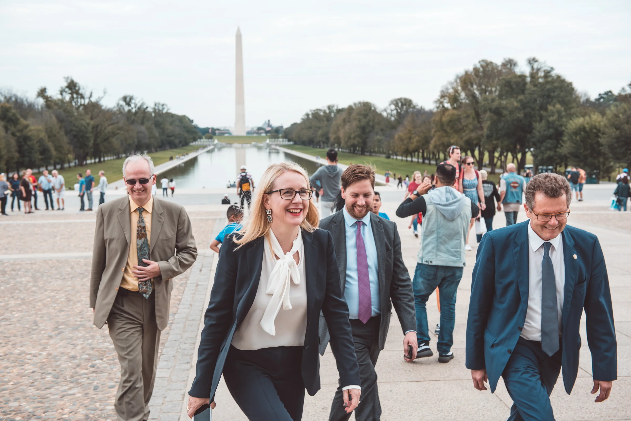 From left to right: Director of the Austrian Press & Information Service at the Austrian Embassy in DC, Thorsten Eisingerich, Minister Margarete Schramböck and her spokesperson Felix Lamezan-Salins, and Austrian Ambassador Wolfgang Waldner visiting the Lincoln Memorial (c) Philipp Hartberger
