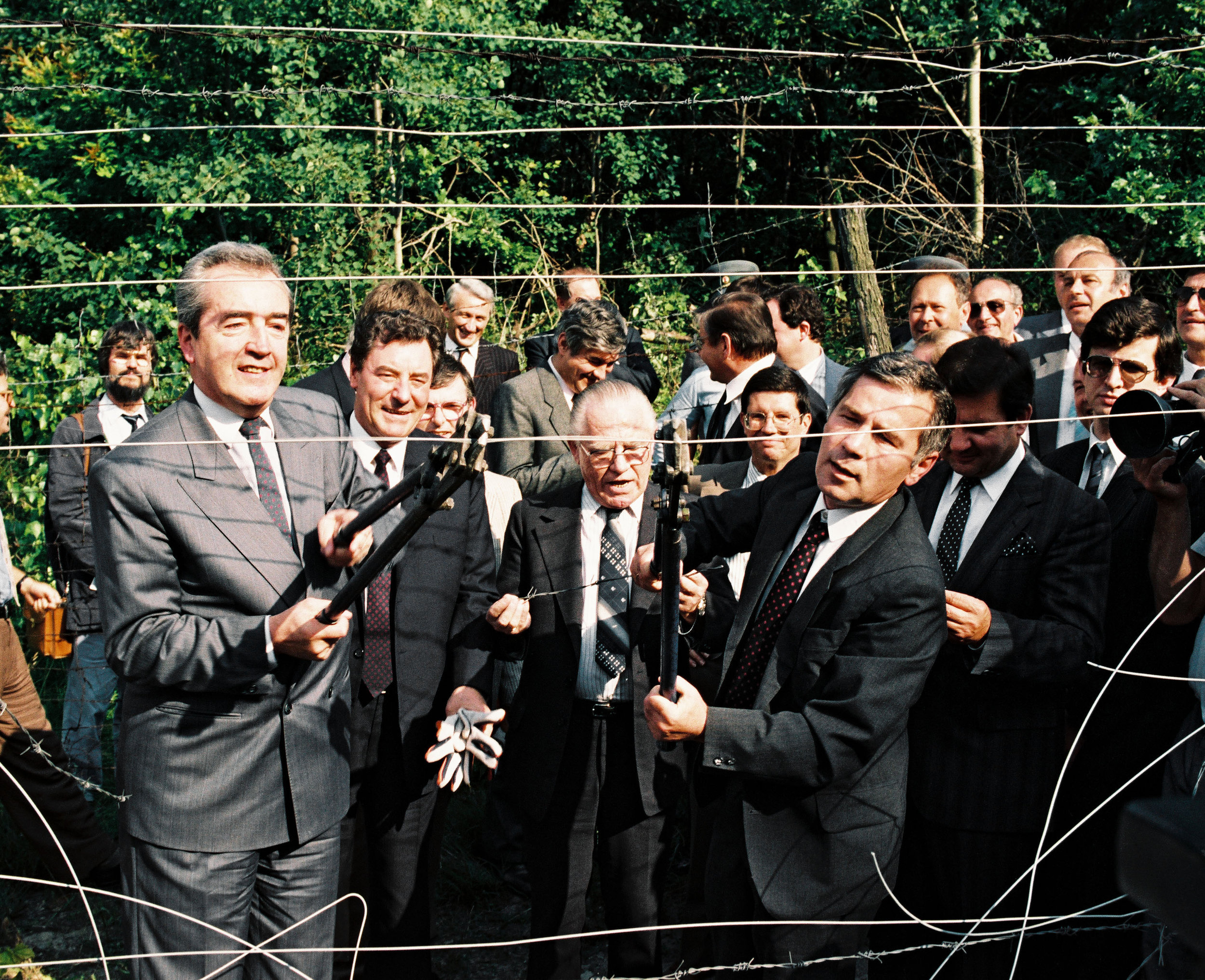 Austrian Foreign Minister Alois Mock (left) and his Hungarian counterpart Gyula Horn cut the Iron Curtain on June 27, 1989 © Hopi-Media