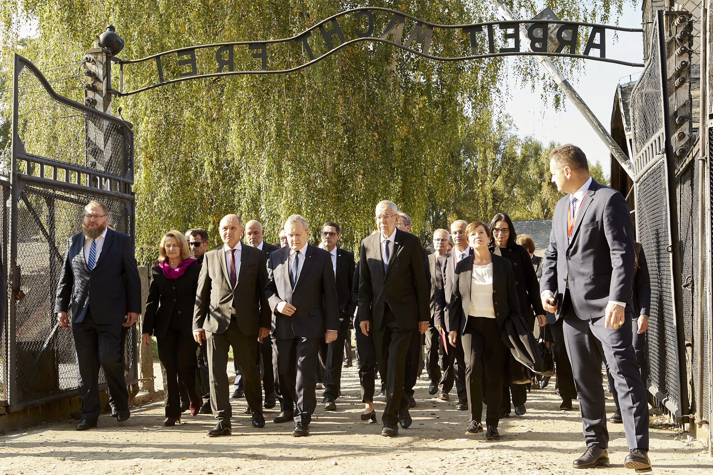 The Austrian delegation is welcomed by the Director of the Auschwitz-Birkenau State Museum Piotr M. A. Cywiński at the gate of the former concentration and extermination camp. © Parlamentsdirektion / Thomas Topf