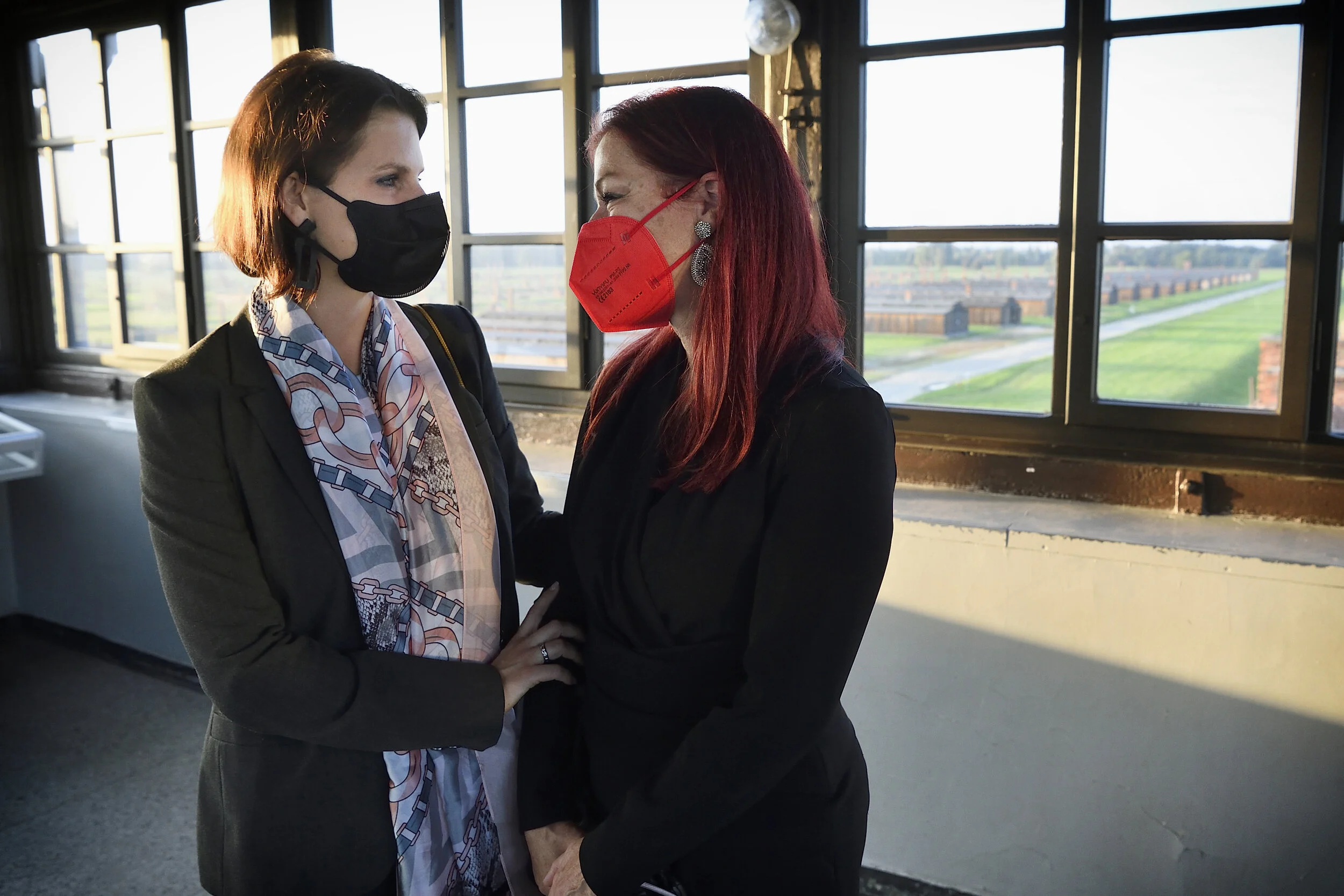 Federal Minister for Europe and Constitution Karoline Edtstadler (left) and the Secretary General of the National Fund of the Republic of Austria for Victims of National Socialism Hannah M. Lessing.