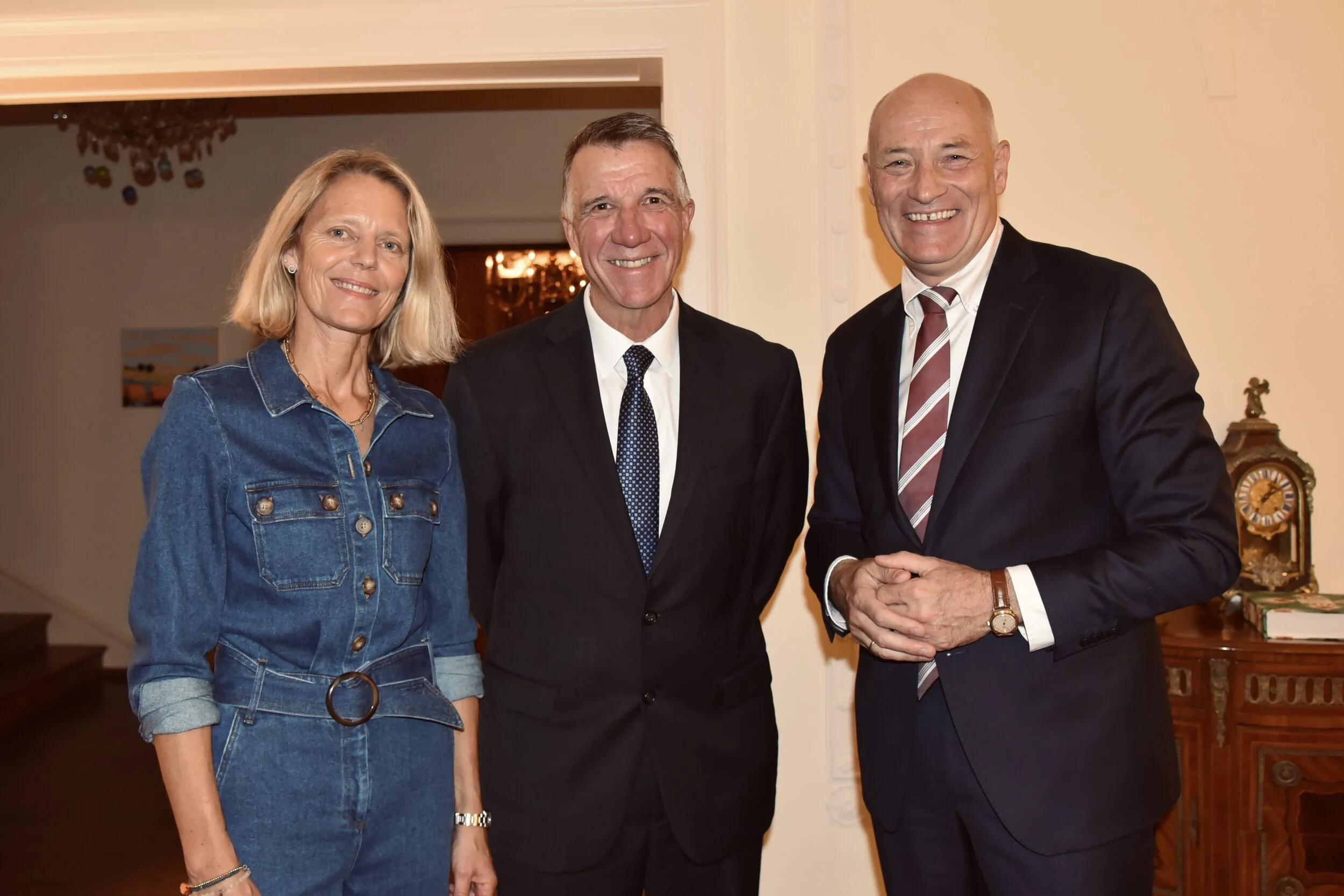 Ambassador Martin Weiss (right) and Mrs. Weiss (left) with Vermont Governor Phil Scott (center) at the Austrian Residence in Washington D.C., on October 12, 2021. Photo: BMEIA/Colic