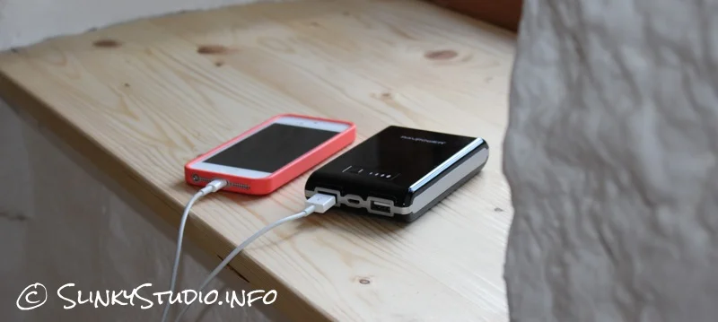 RAVPower Element 10400mAh Charging iPhone 5.jpg