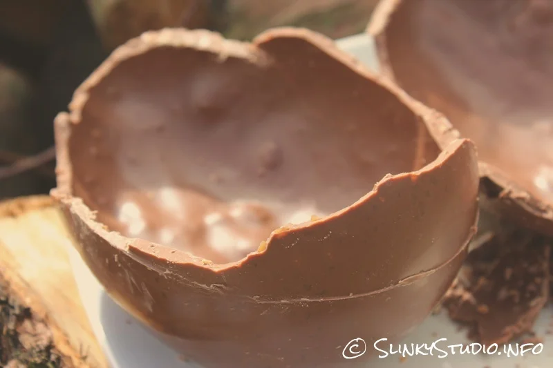 Thorntons Banoffee Pie Chocolate Easter Egg Broken Open.jpg
