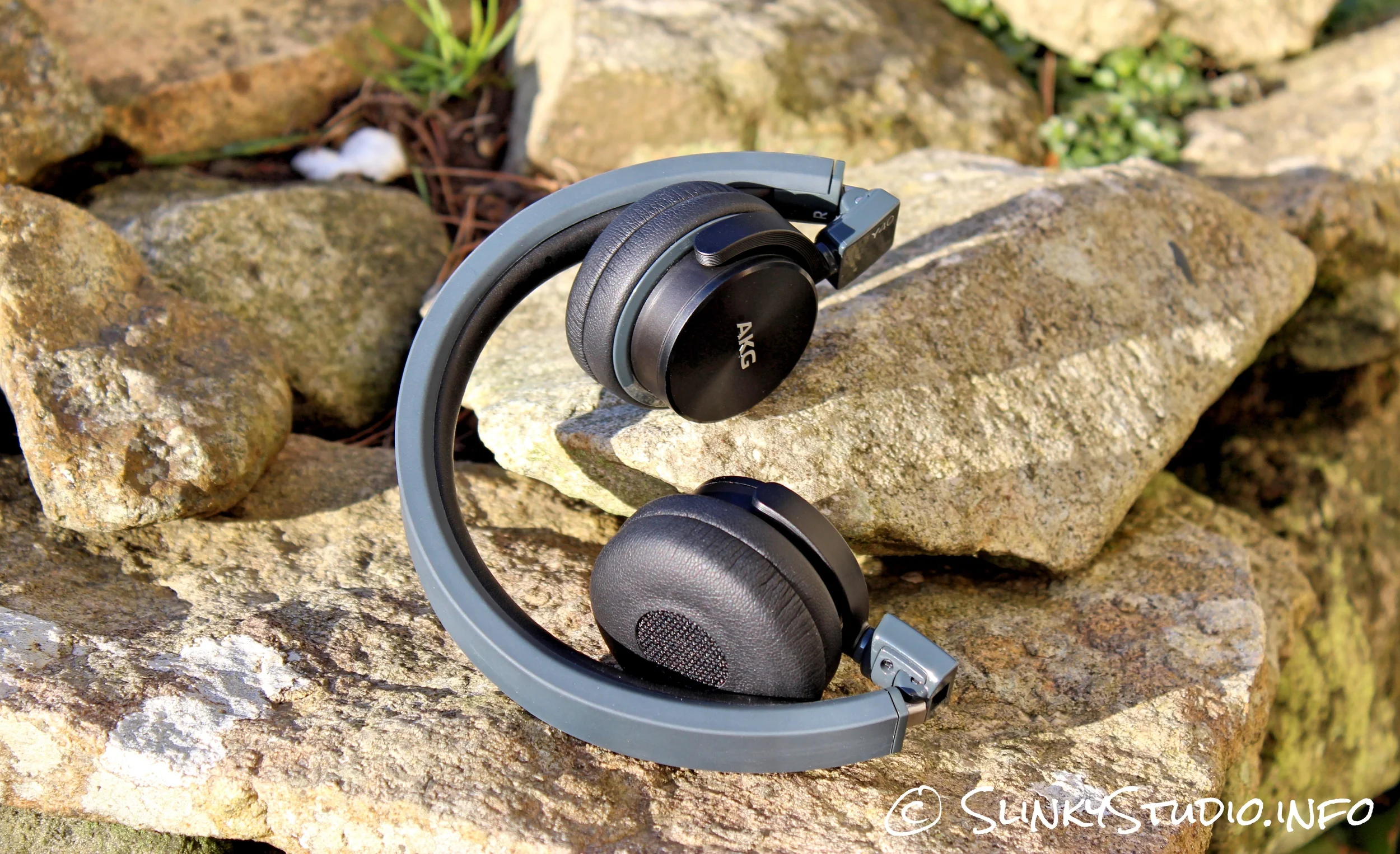 AKG Y40 Headphones Folded.jpg
