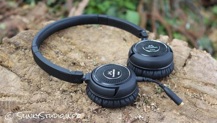 De Oorschelpen Van De Over Ear Hoofdtelefoon DHS 1 Van Palma Audio Kunnen Eenvoudig Worden Geopend Of Gesloten
