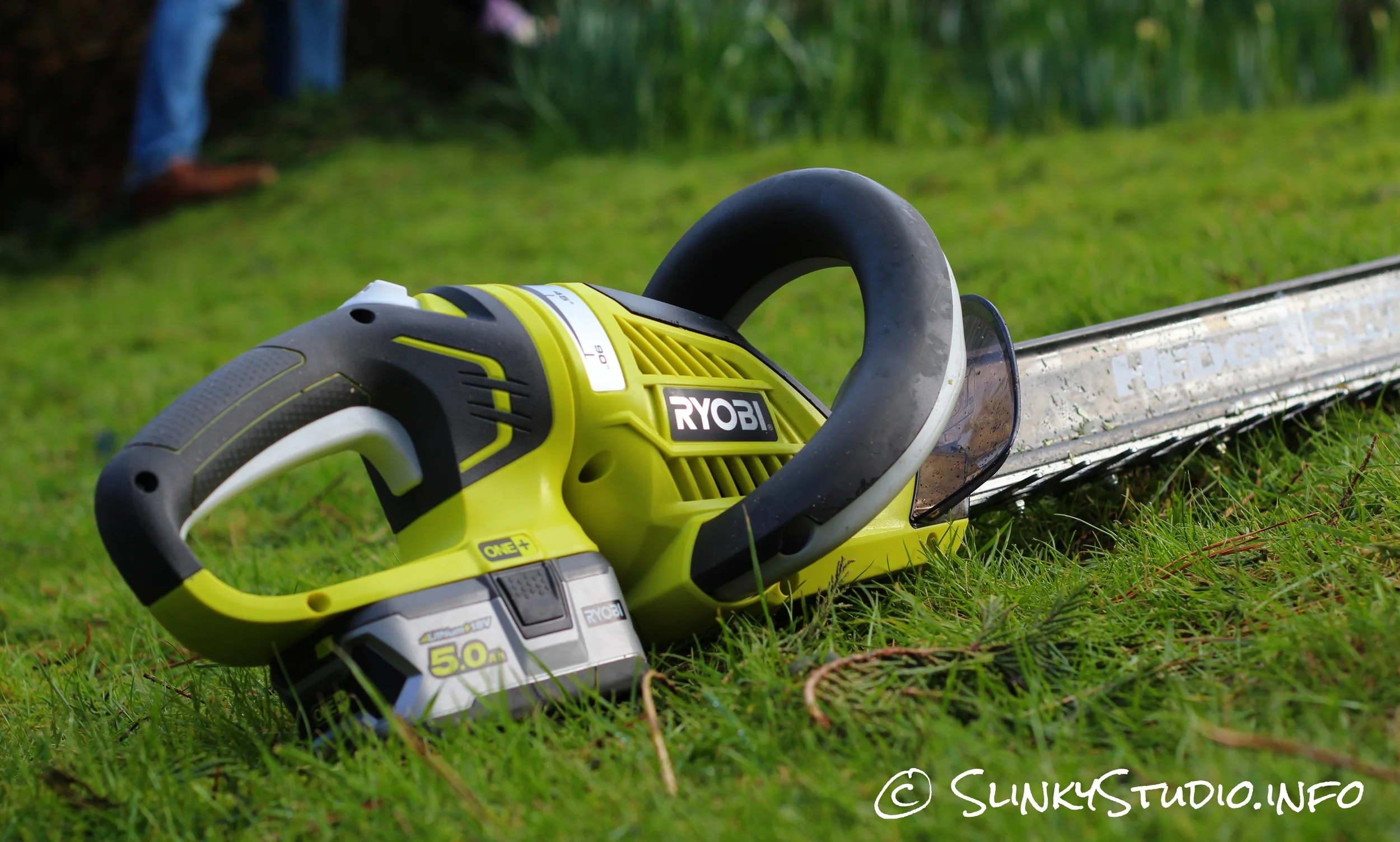 ryobi battery powered hedge trimmer