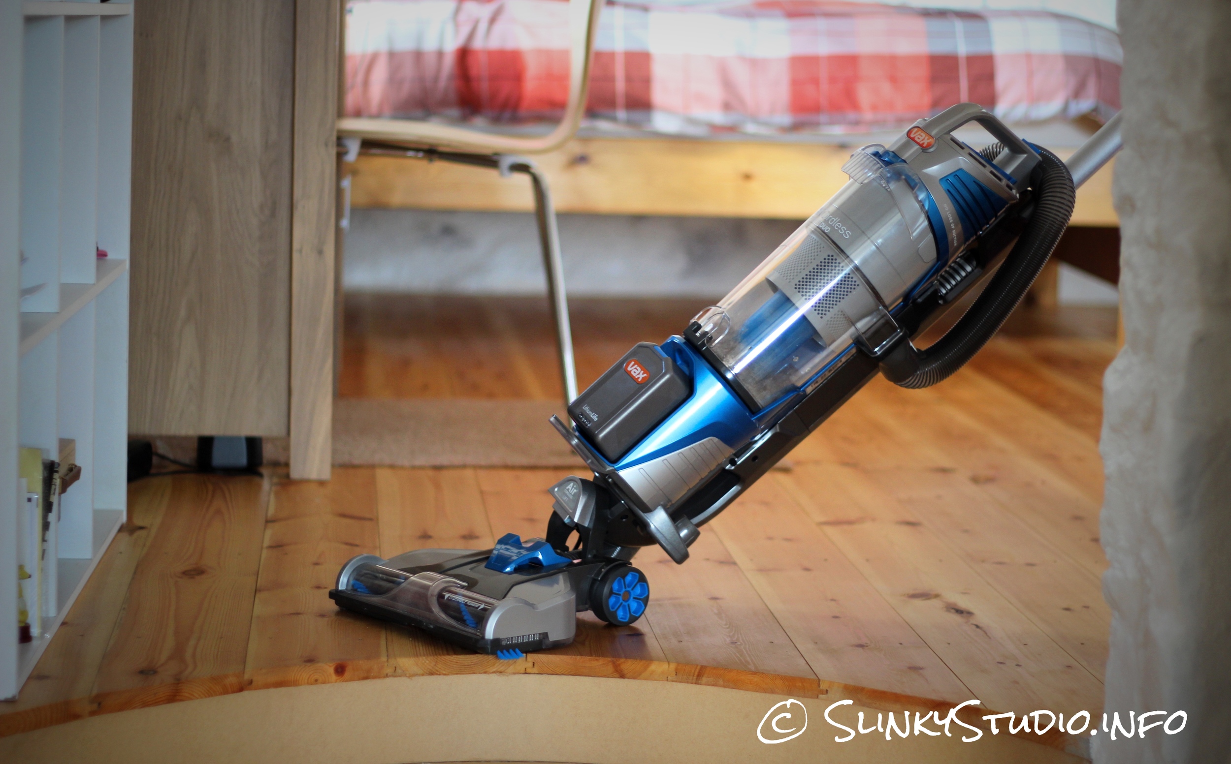 Vax Air Cordless Lift Manoeuvring Wooden Floor.jpg