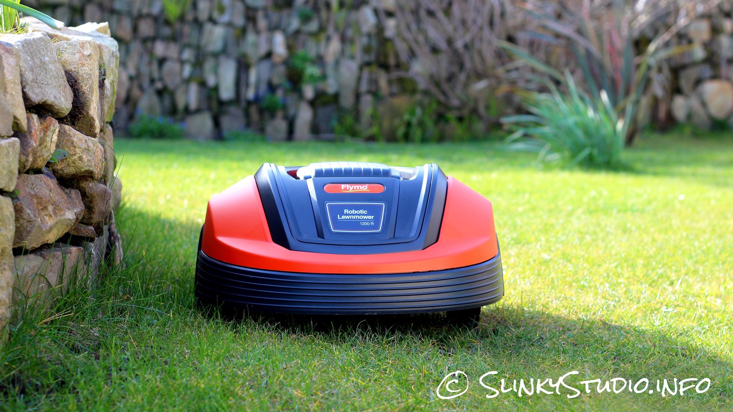 Flymo Robotic 1200R Lawnmower Review: Is it a mowing revolution? - Slinky  Studio