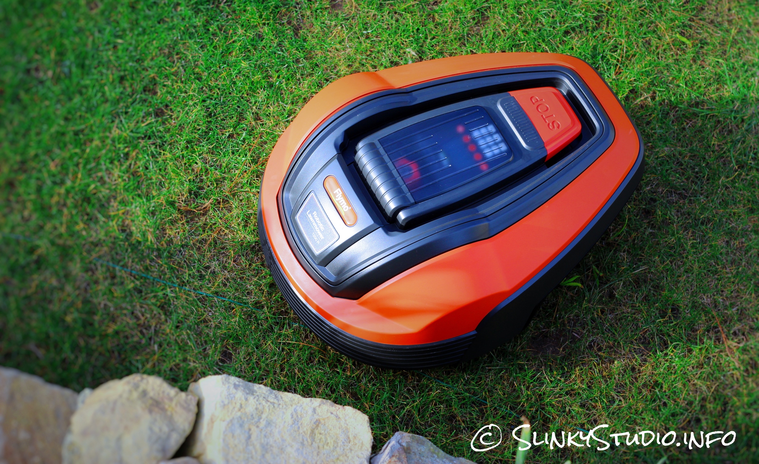 Flymo Robotic 1200R Lawnmower Top view.jpg