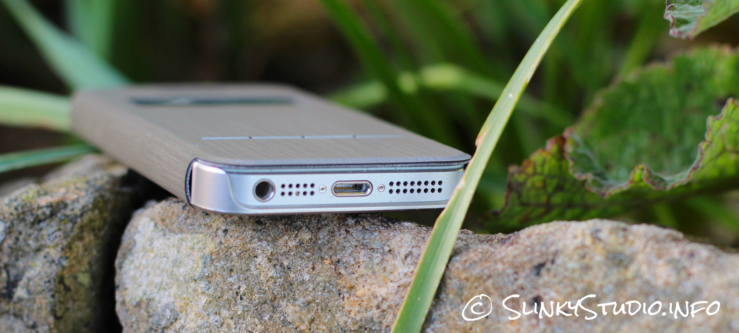 Moshi SenseCover for iPhone 5:5s:SE Bottom Cutout.jpg