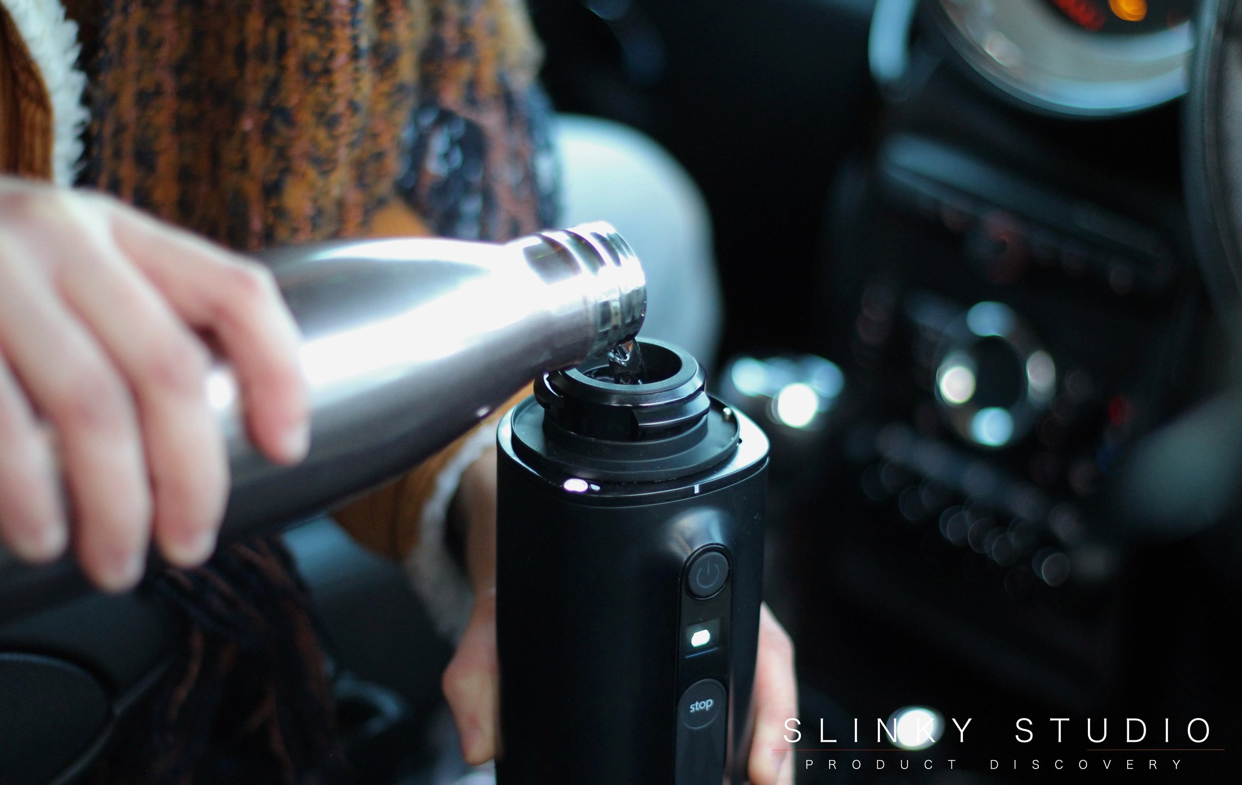 Handpresso Auto Capsule Pouring Water In.jpg