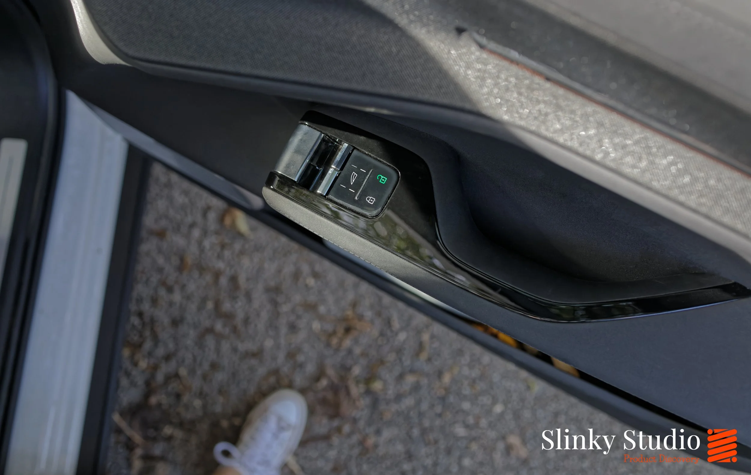 Polestar 3 door controls and handle.jpg
