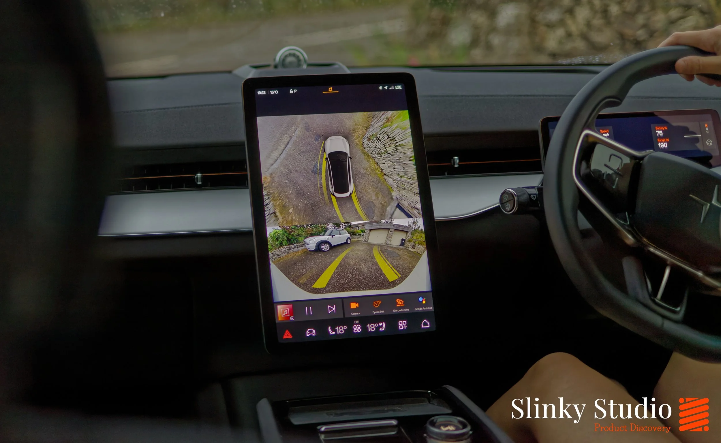 Polestar 3 Touchscreen 3D and backup Camera View.jpg