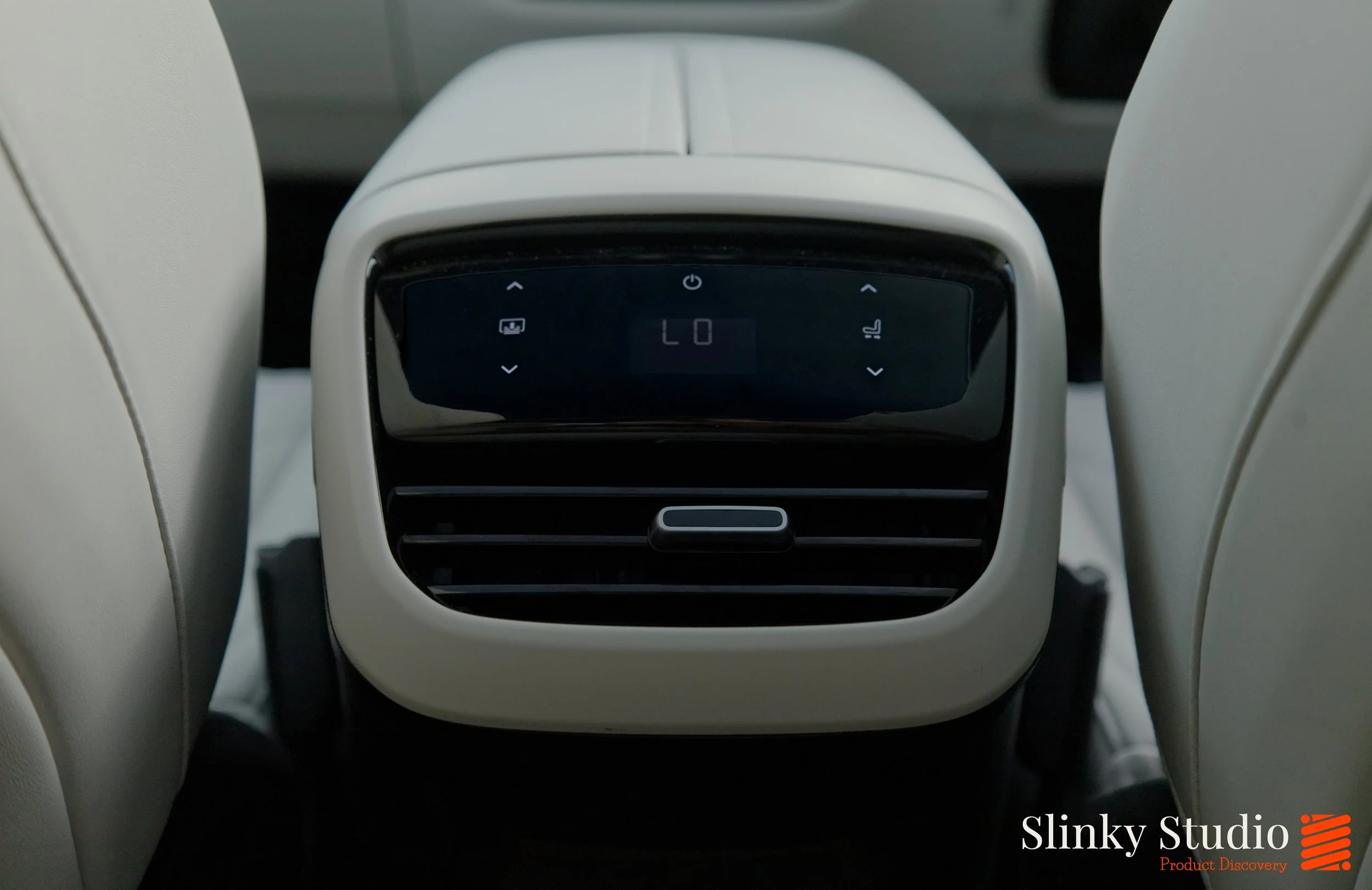 Changan Deepal S07 Light White Interior Rear Climate Control Touchscreen.jpg