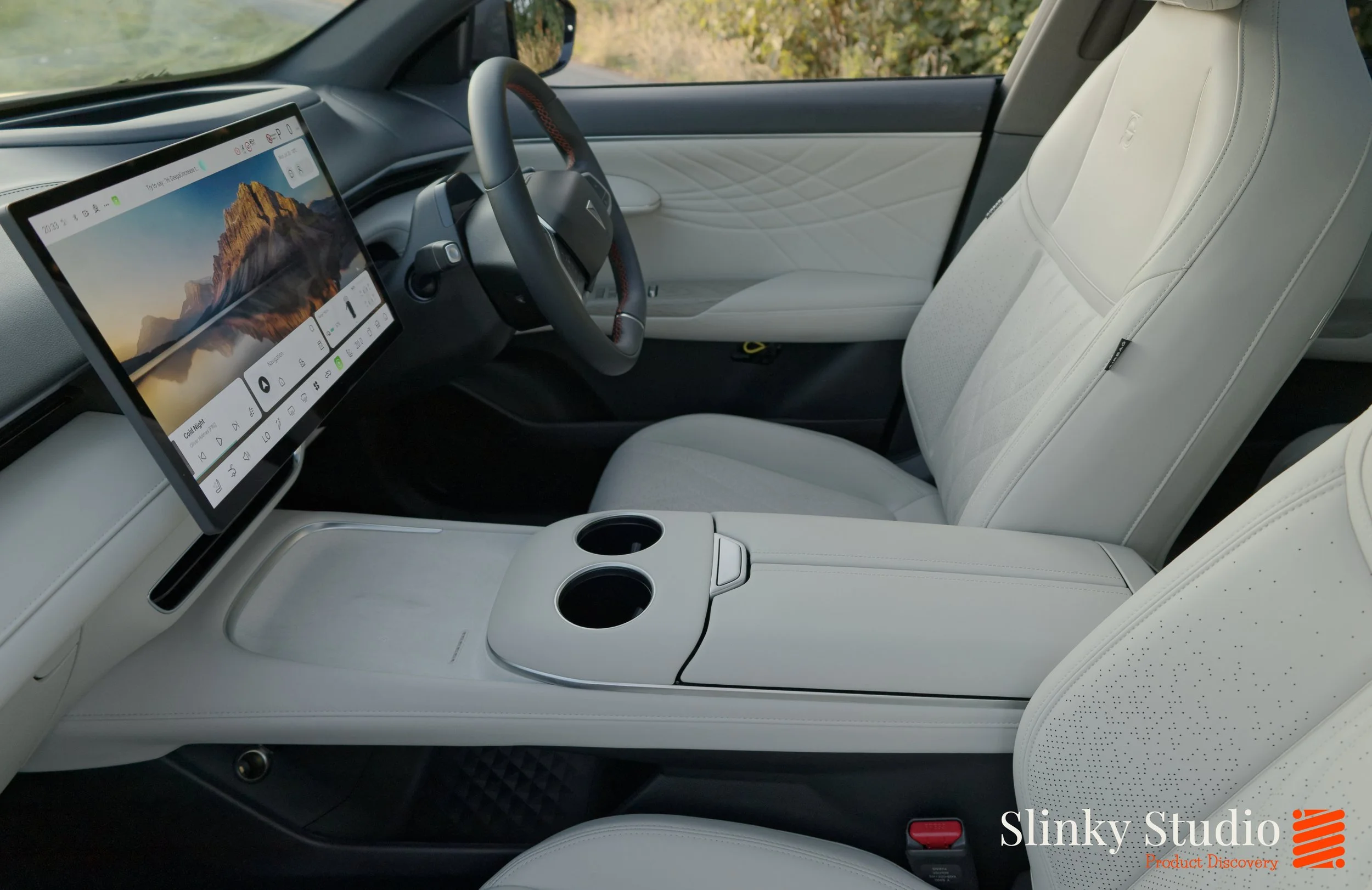 Changan Deepal S07 Front Light White Centre Console.jpg