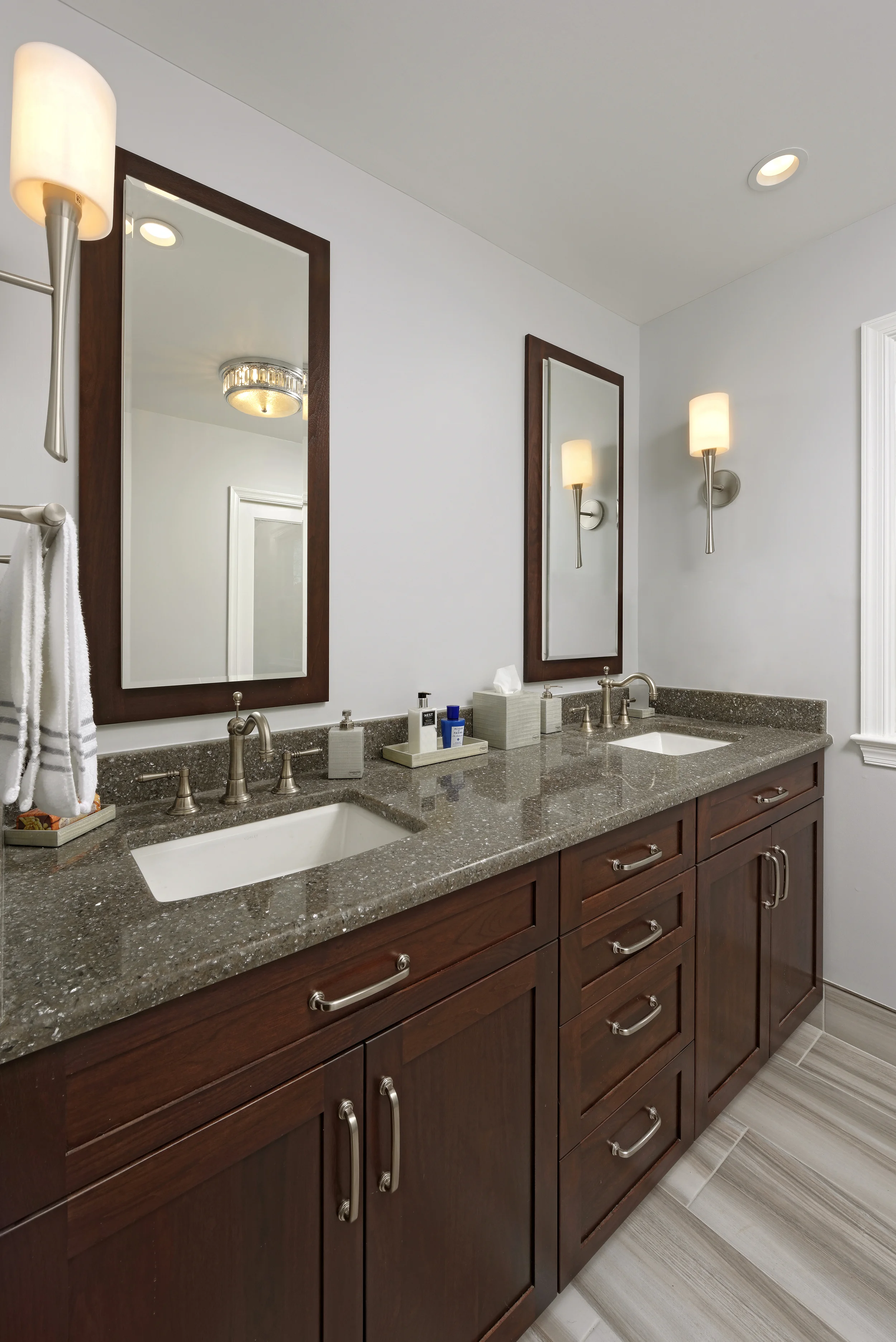 D14282-8853 R.jpg