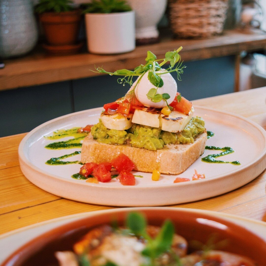 We've nailed it with this mouth-watering Tricolore Brunch! 🤩 Mashed avocado, grilled halloumi, fresh tomato sauce &amp; poached egg on crispy toasted sourdough bread! 😍 Add an extra side of chorizo or bacon and just imagine the burst of flavours! ?