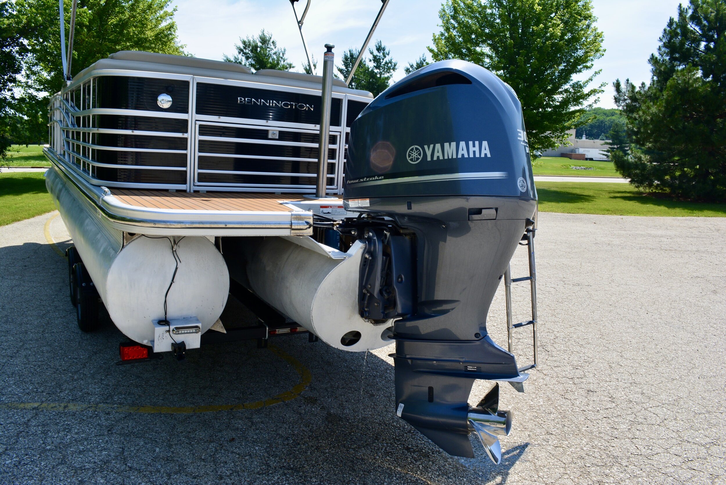 SOLD 2012 Bennington R25 w/ 300 HP Yamaha and trailer — Sun Sport