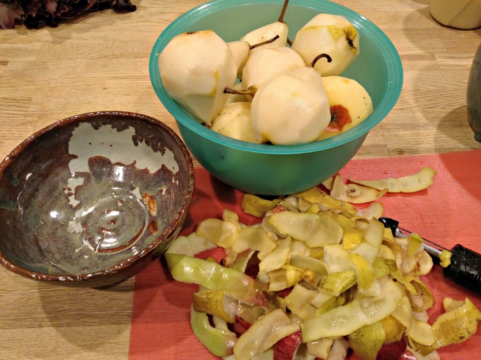 Empty bowl, full bowl. Peeled pears and apples. Not quite as pretty as the first picture. 