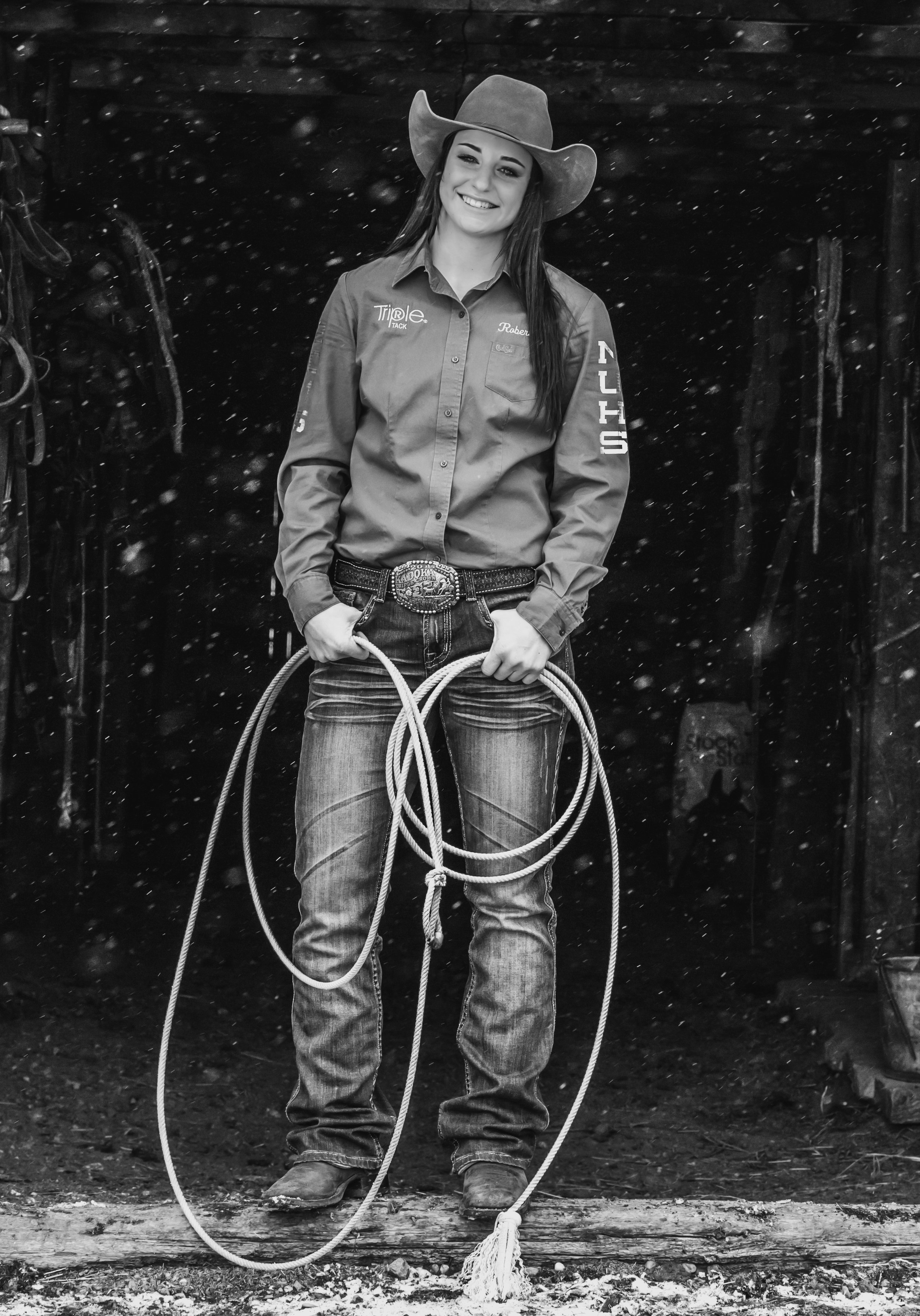 western senior picture of girl holding a rope (Copy)
