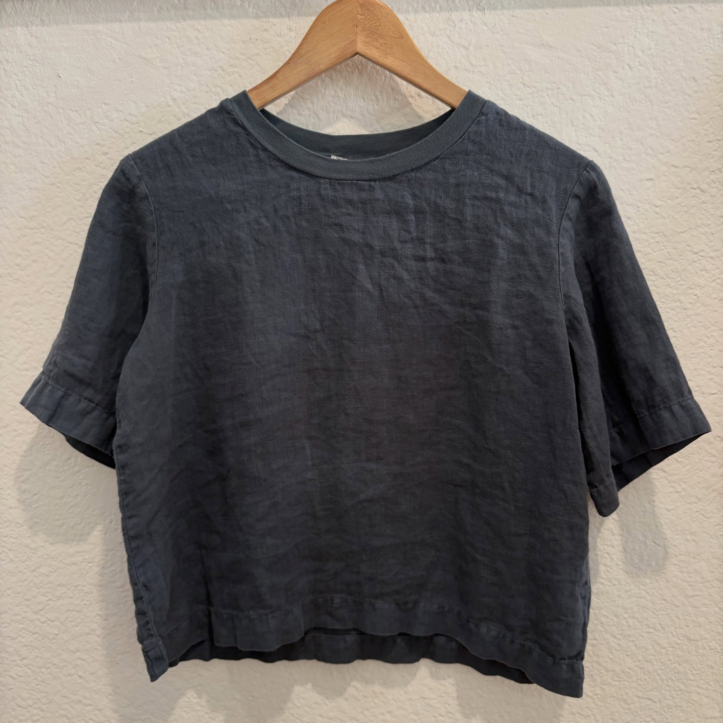 This linen tee by Prairie Underground is a must-have for your year round wardrobe! Currently in stock in the shop right now in deep teal and vinca (grey-lavender). It does not disappoint! #madeinseattle #boutiquefashion #slowfashion #ethicallymadeclo