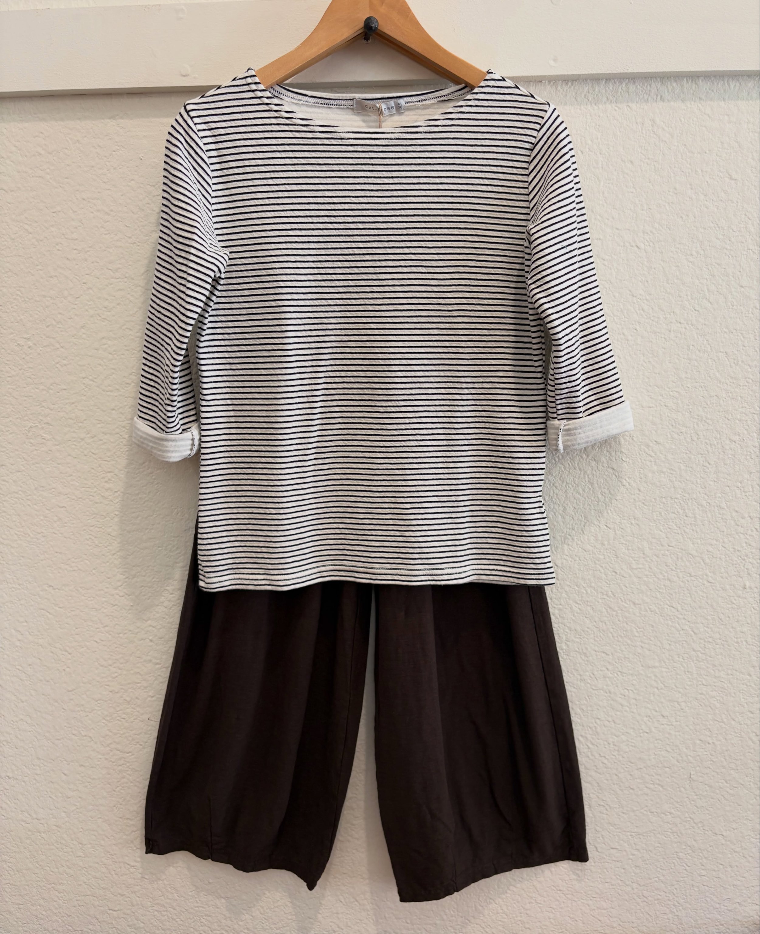 🎶easy like Sunday morning🎶 
New arrivals from Cut Loose. Two shop favorites-striped boatneck top and cropped pants with darts 🧡 #sunday #easylikesundaymorning #boutiquestyle #madeinsanfrancisco #shoppetaluma