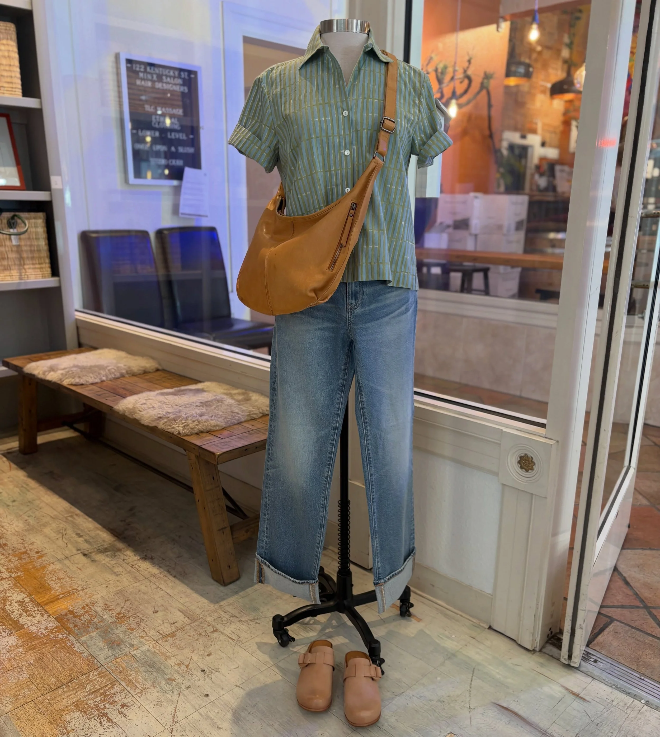 🎶Easy like Sunday morning🎶 
New arrivals from ag jeans, mata traders, and kork ease make the perfect Sunday outfit 🧡 throw on a bag from Latico, and you're good to go! #effortlessstyle #boutiquefashion #prefall26 #shopsmall #shoppetaluma