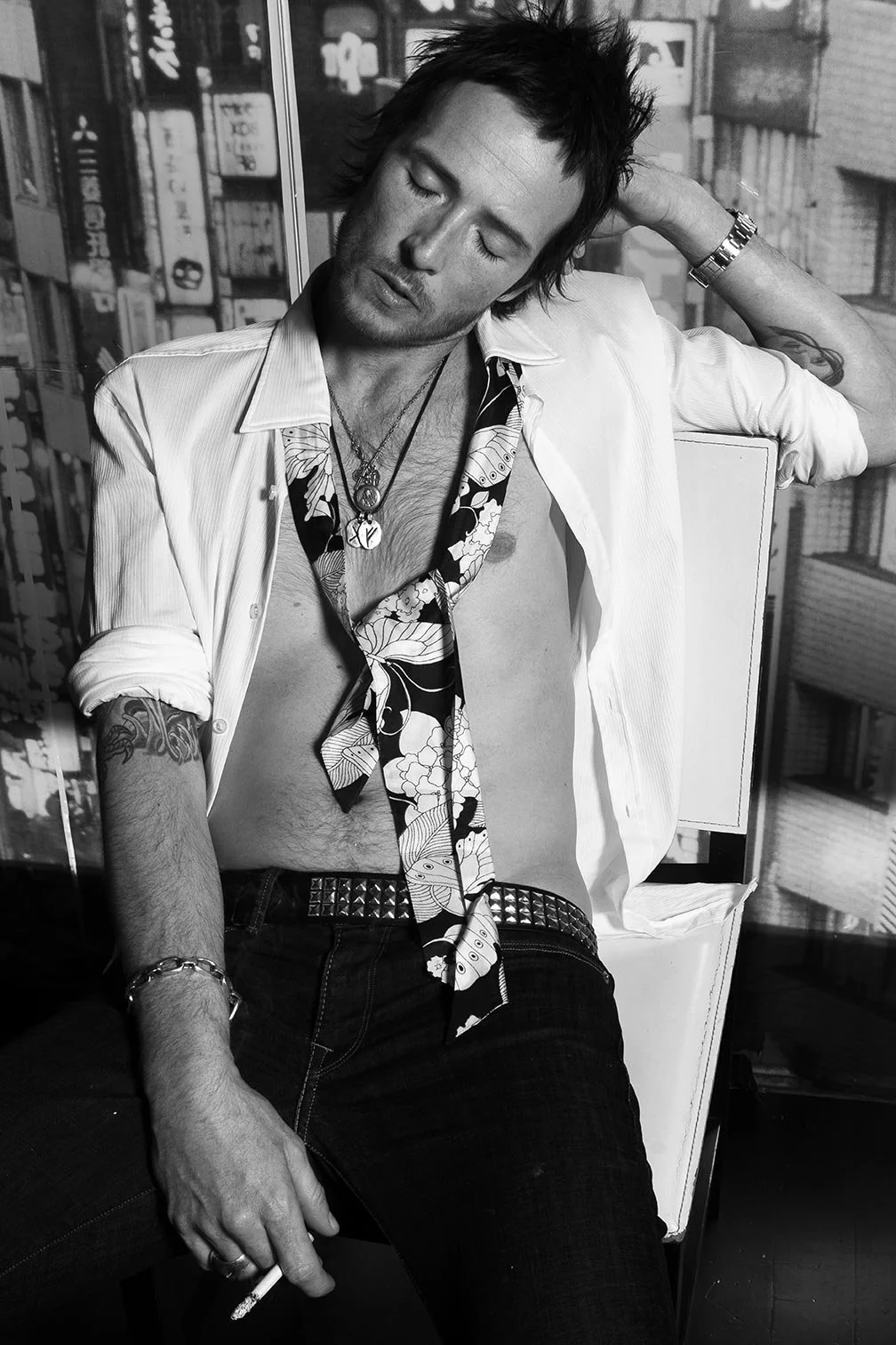 scott_weiland_chair_bw_smoke.jpg