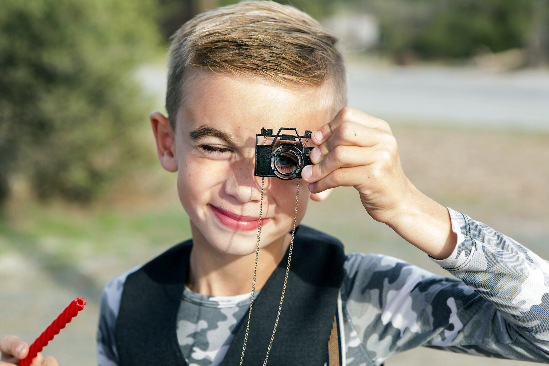 ad_lizzie_king_camera.jpg