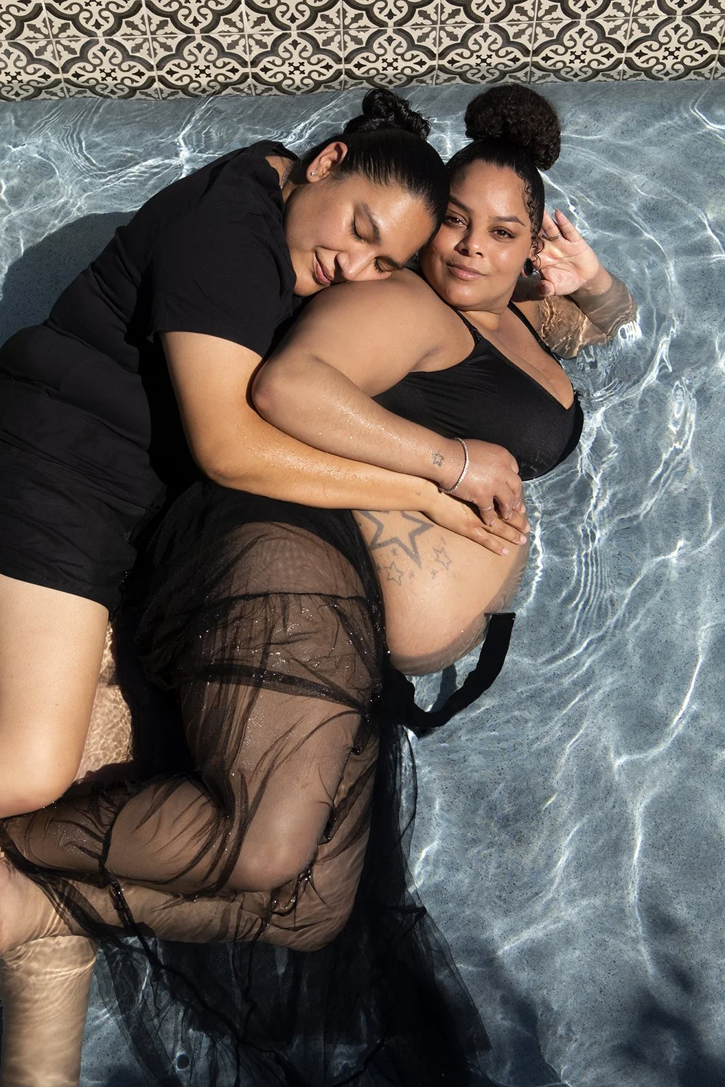 Lexi_Lauren_preg_pool_v2_ret_sml.jpg