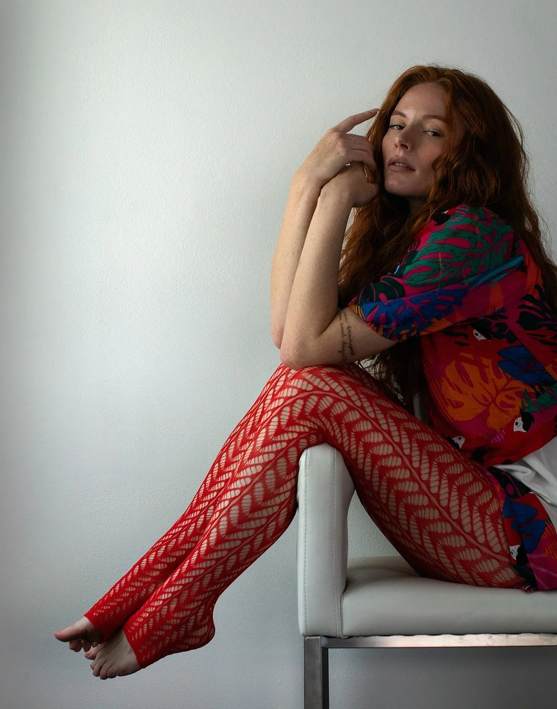helen_red_tights_sit_web.jpg