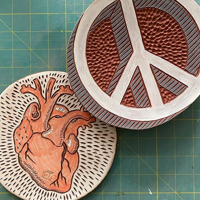 Had a blast doing a zoom class on sgraffito with @mouseceramicstudio last night - please join us again next Wednesday evening at 7:15 for part 2, which will focus on surface texture and slip/underglaze inlay. The zoom id is 591 721 8461; Mouse is req