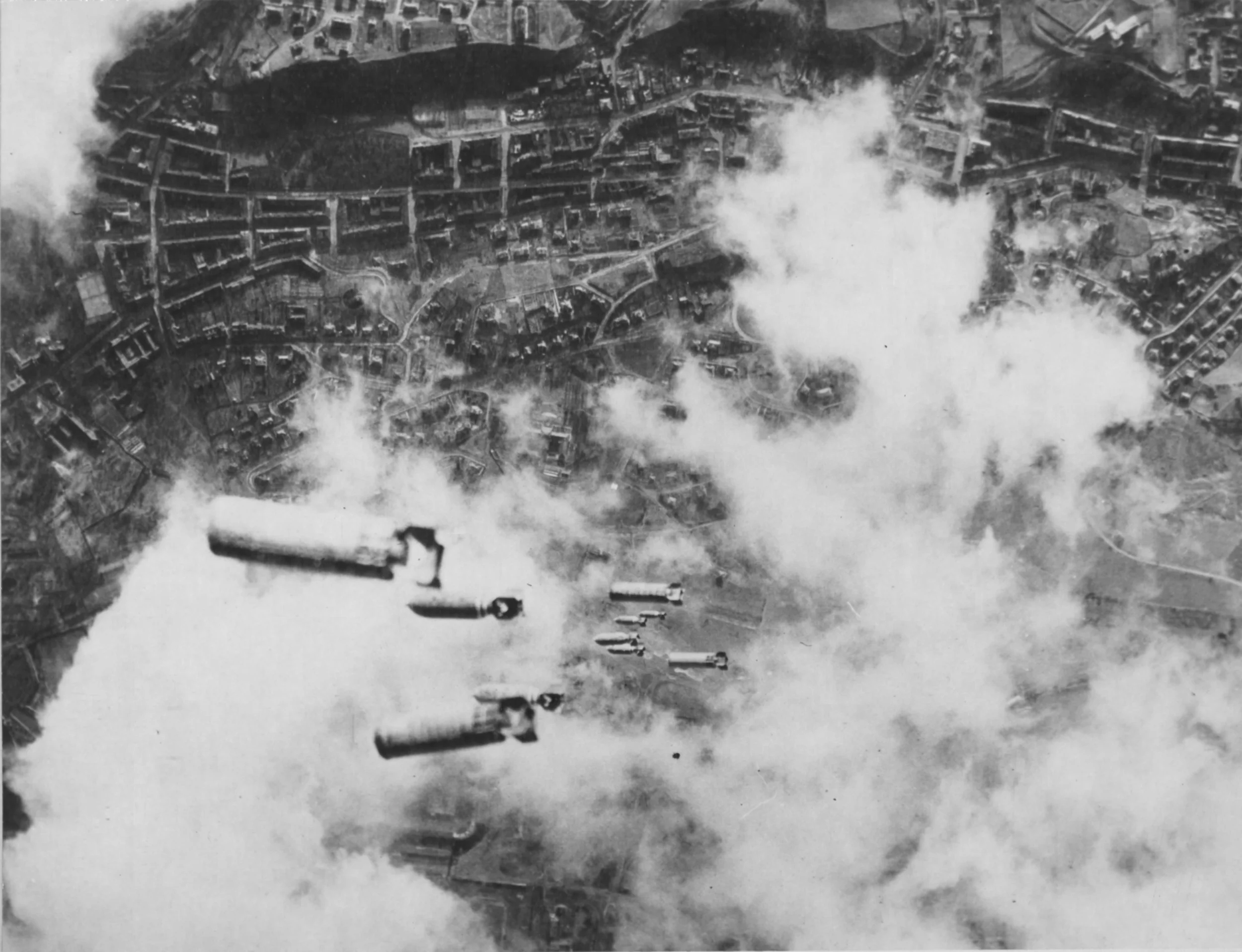 bombs_fall_on_dresden_-_national_archives_and_records_administration_342-fh-3a21183.jpg