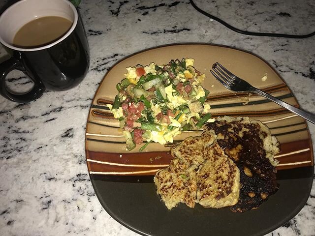 Monday morning breakfast: - Eggs with green beans, avocado, tomatoes, onion, cheese and cilantro
- pancakes made from bananas, eggs, a few tablespoons of coconut flour, vanilla extract, baking soda, nutmeg, allspice and cinnamon
.
This was the first 