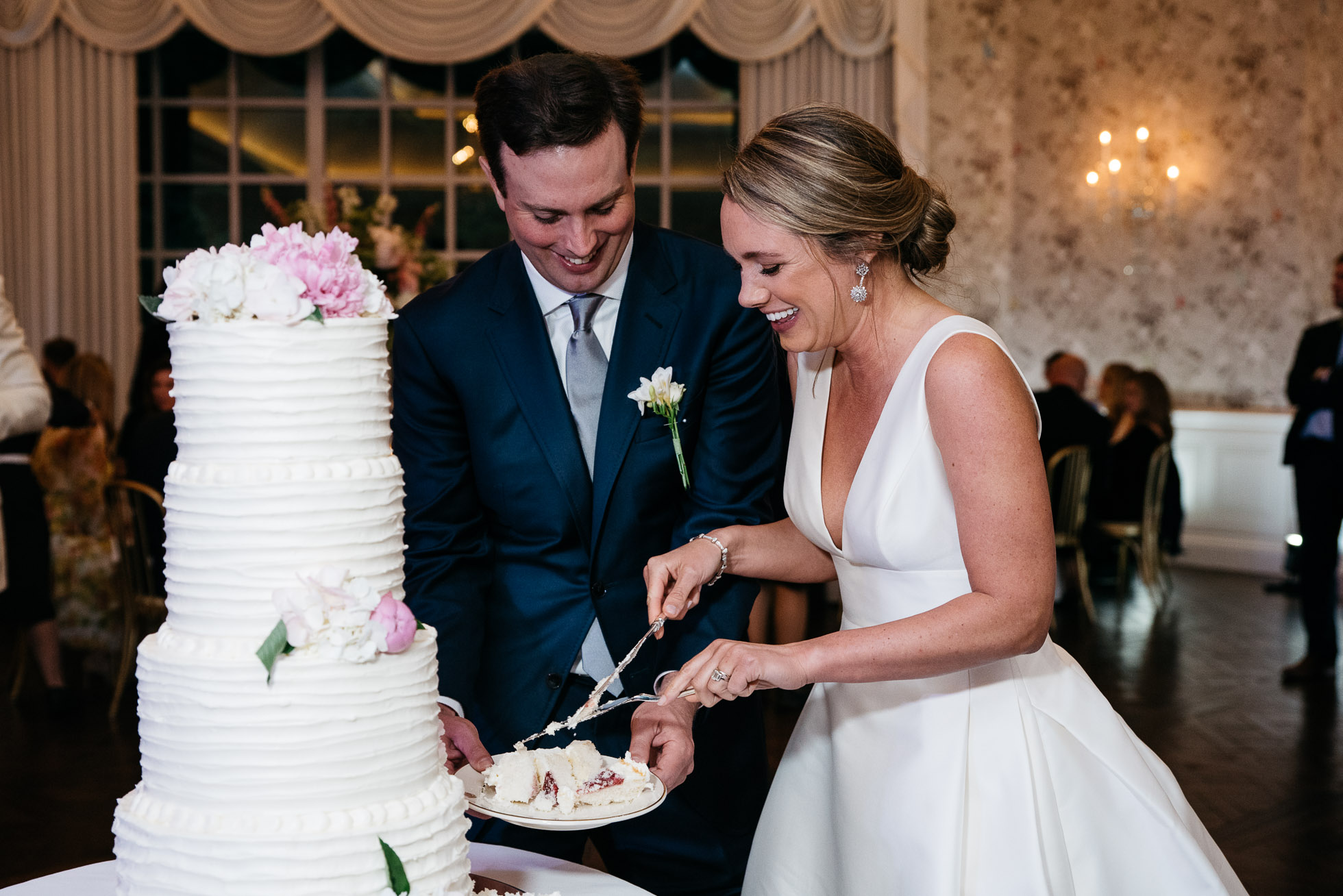 cake cutting Pittsburgh wedding photographer Mariah Fisher Photography-1.jpg