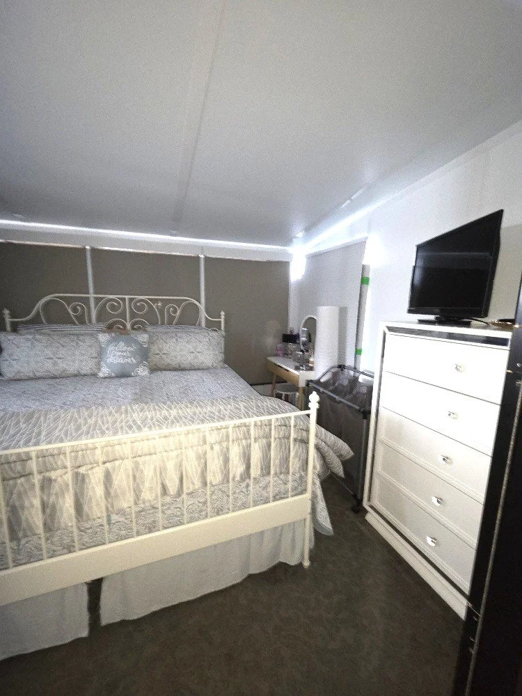 sunroom or 3 rd bedroom.jpg