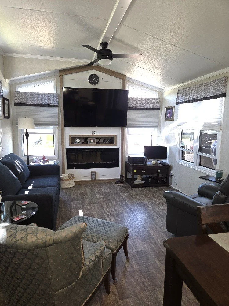16 living room.jpg