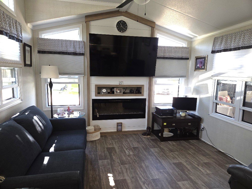 18 living room.jpg