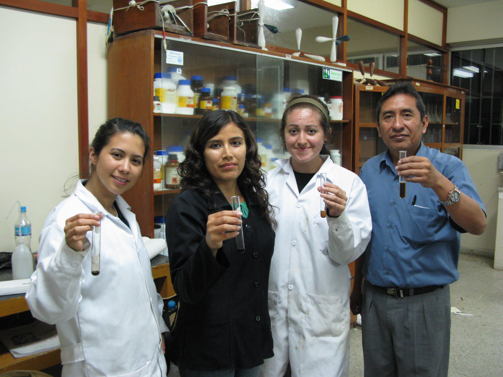 Summer2008 - MHIRT students working in the lab under the guidance of Dr. Fredy P é rez (right). Photo by John Effio. 