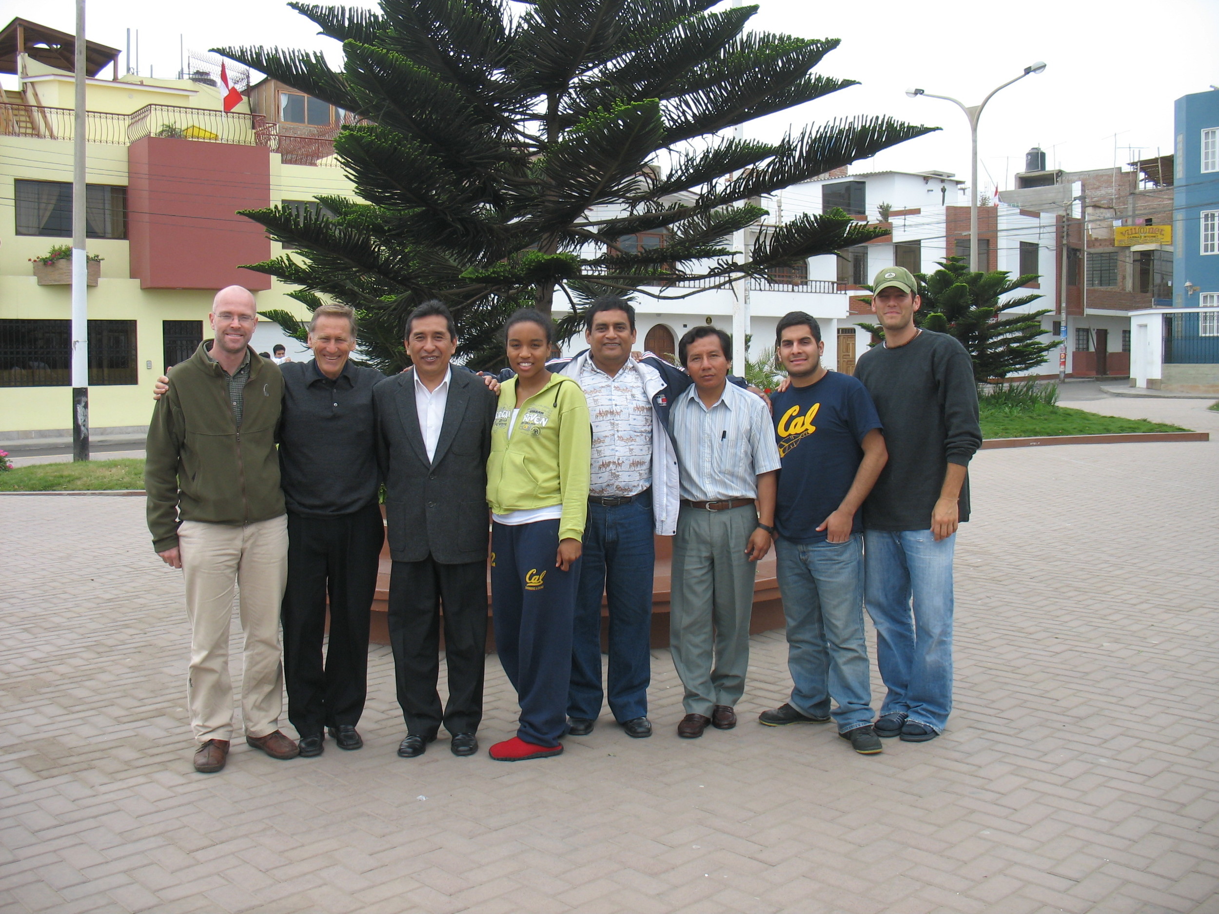 Huanchaco, 2006 - MHIRT-Peru students, along with Peruvian colleagues and program directors Drs. Rainer Bussmann and Douglas Sharon. Photo by John Effio. 