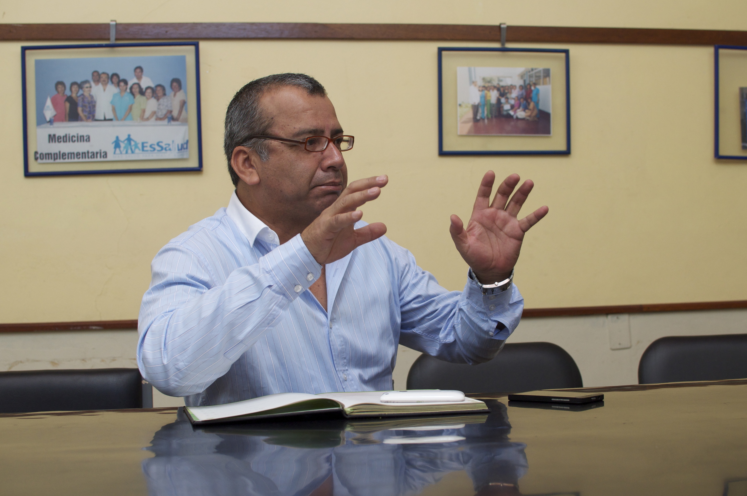 2014 - Dr. Luis Fernandez discusses a possible plant supply chain from Huamachuco to the coast with Dr. Sharon and other Peruvian colleagues.